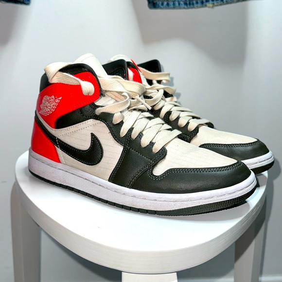 Nike 2021 Women’s  Air Jordan 1 Mid SE 'Newsprint' - Picture 1 of 7